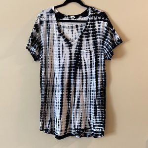 Torrid Size 2 (18/20) V-neck T-shirt